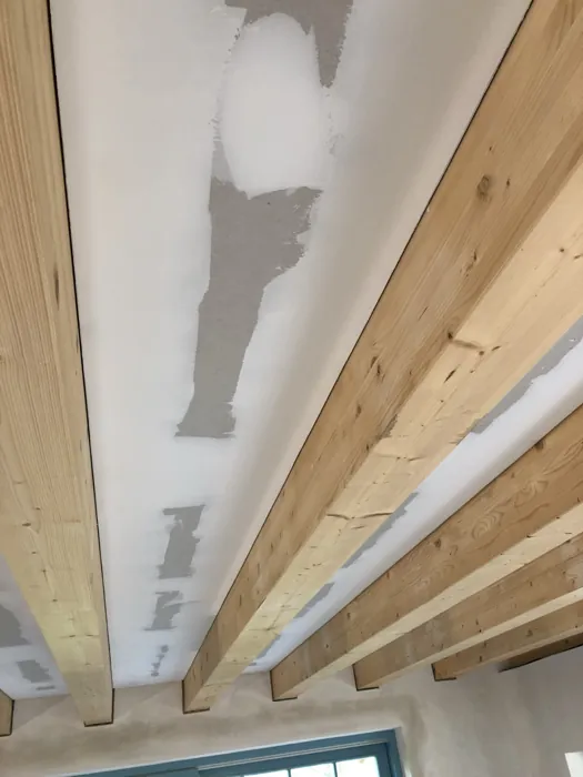 Detail podhledu mezi trámy
